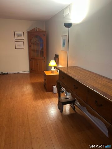 33 Harbour Village D, Branford, CT 06405