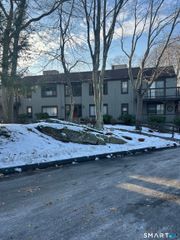 33 Harbour Village D, Branford, CT 06405
