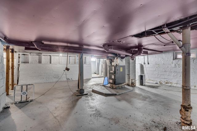 235 W 32ND Street, Davenport, IA 52803