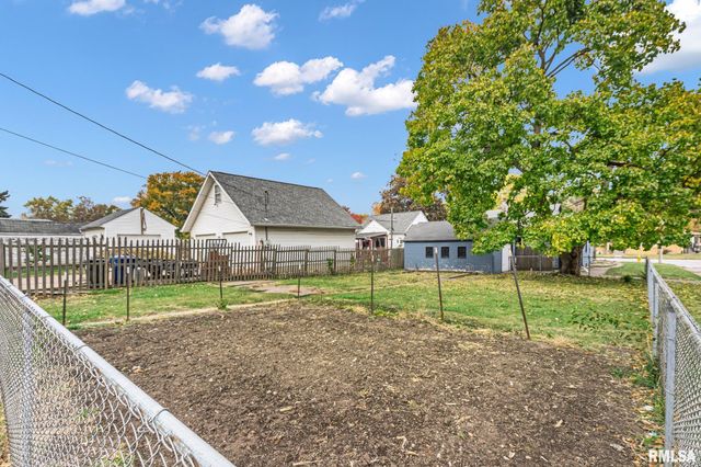 235 W 32ND Street, Davenport, IA 52803