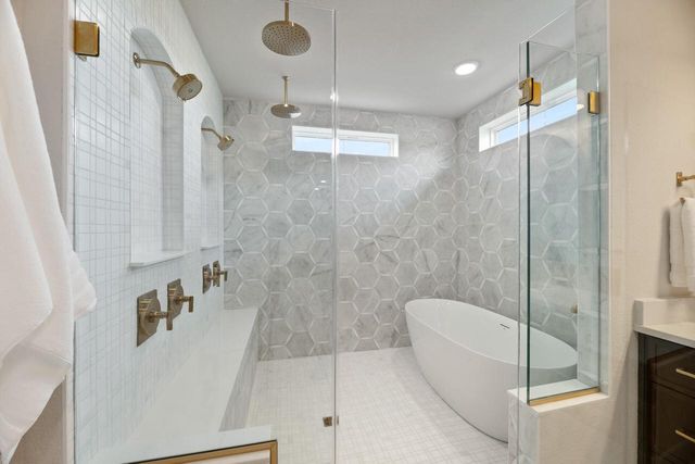 N63W35852 Frederick DRIVE, Oconomowoc, WI 53066