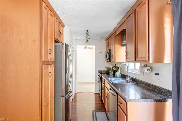 1503 Peabody DR, Hampton, VA 23666