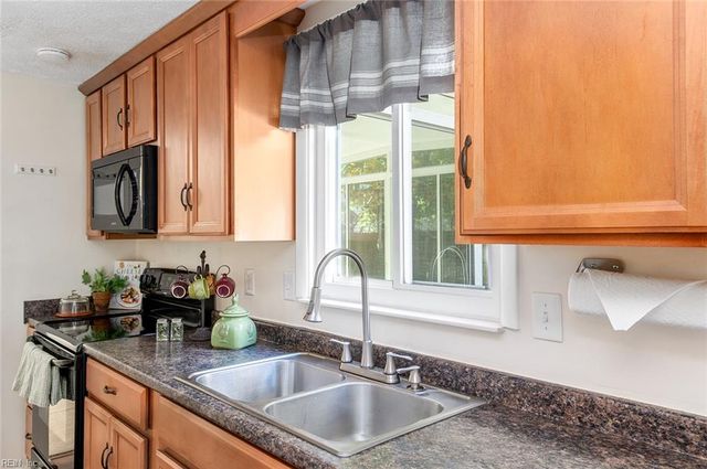 1503 Peabody DR, Hampton, VA 23666