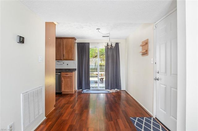 1503 Peabody DR, Hampton, VA 23666