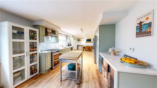 1388 Falla Dr, Bethel Park, PA 15102