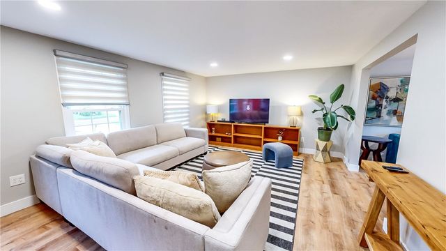 1388 Falla Dr, Bethel Park, PA 15102
