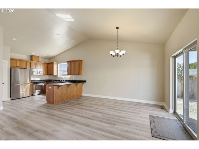 956 KAYLEE Ave, Junction City, OR 97448