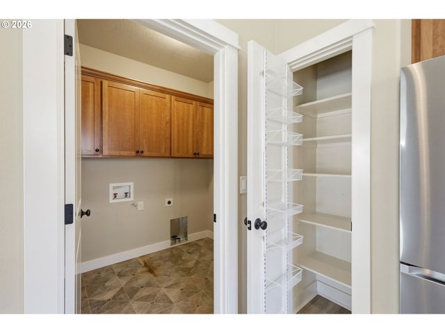 956 KAYLEE Ave, Junction City, OR 97448