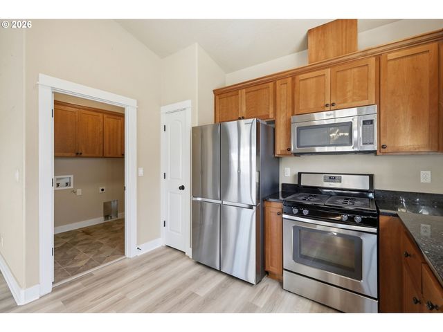 956 KAYLEE Ave, Junction City, OR 97448