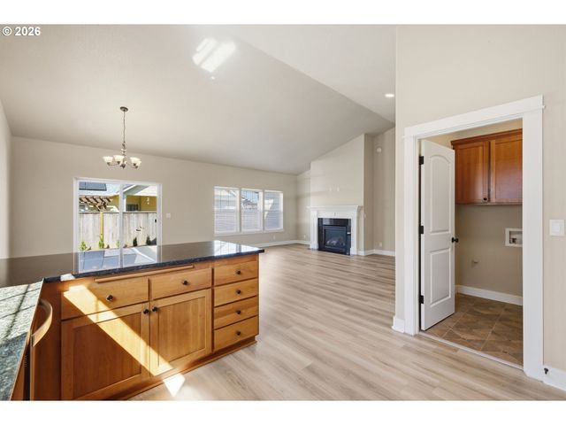 956 KAYLEE Ave, Junction City, OR 97448