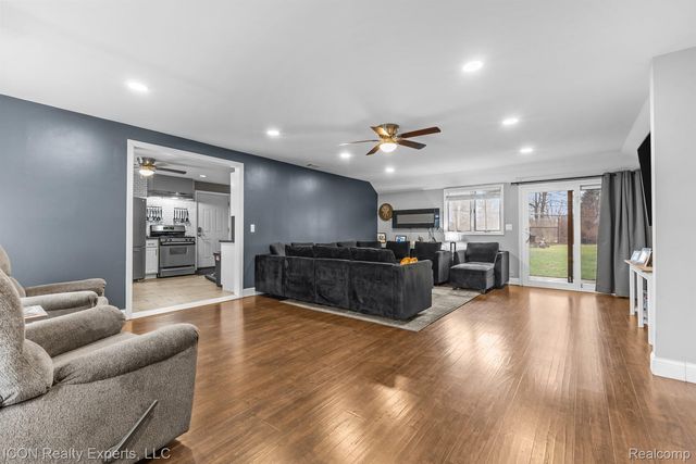 38595 Hilldale Street, Clinton Charter Township, MI 48036