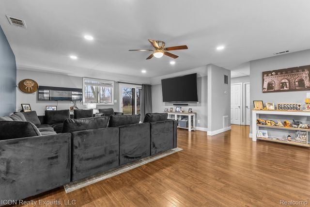 38595 Hilldale Street, Clinton Charter Township, MI 48036