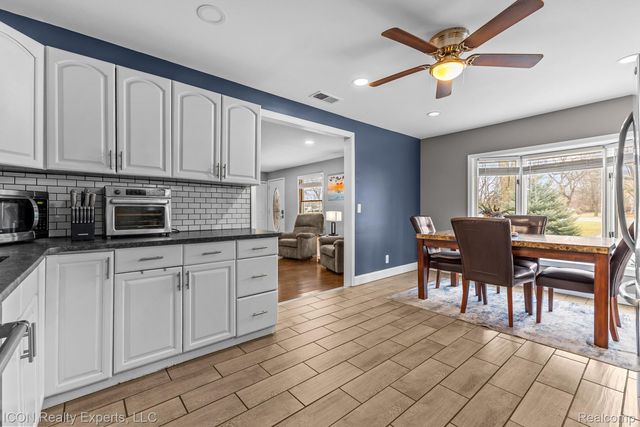 38595 Hilldale Street, Clinton Charter Township, MI 48036