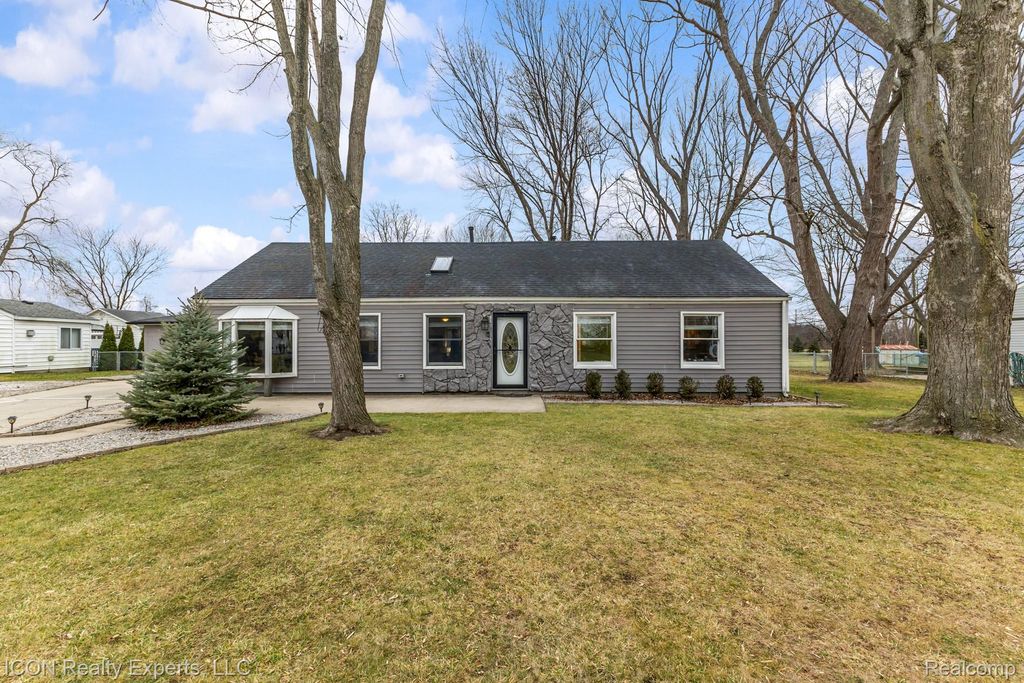 38595 Hilldale Street, Clinton Charter Township, MI 48036