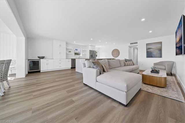 1910 Gulf Shore BLVD N 107, Naples, FL 34102
