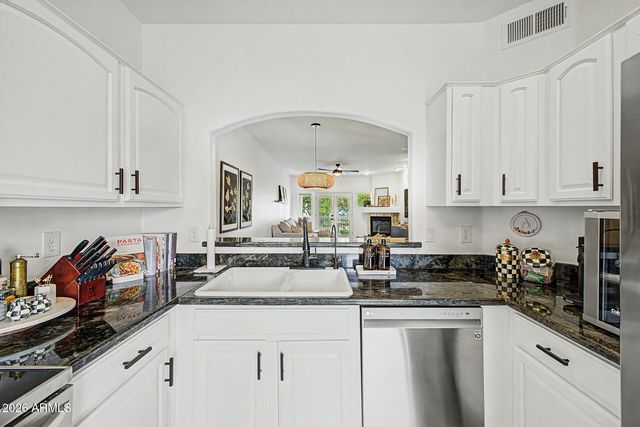 7021 E EARLL Drive 202, Scottsdale, AZ 85251