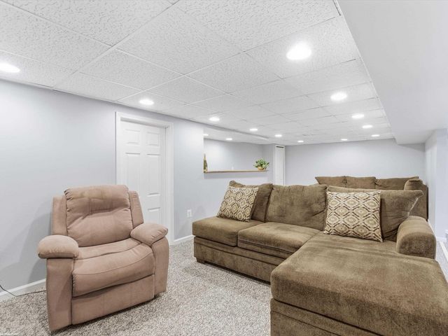 7399 Mckinley Avenue, Center Line, MI 48015