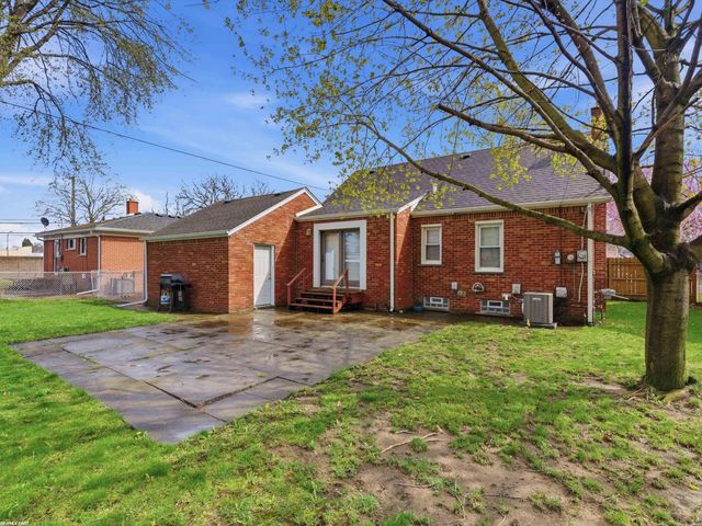 7399 Mckinley Avenue, Center Line, MI 48015