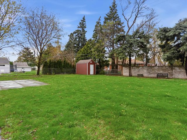 7399 Mckinley Avenue, Center Line, MI 48015