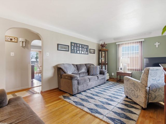 7399 Mckinley Avenue, Center Line, MI 48015