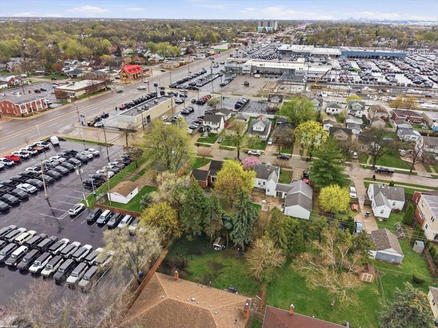 7399 Mckinley Avenue, Center Line, MI 48015