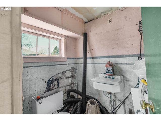 1810 Se TORBANK Rd, Milwaukie, OR 97222