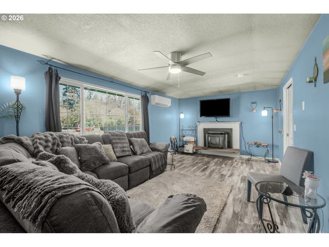 1810 Se TORBANK Rd, Milwaukie, OR 97222