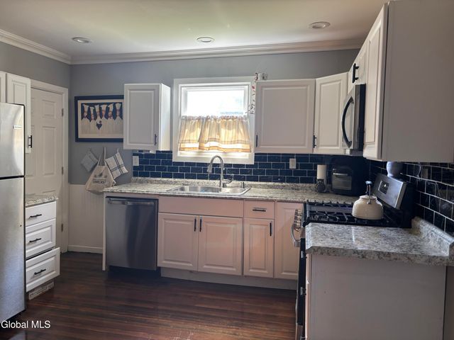 813 2nd Avenue, Troy, NY 12182