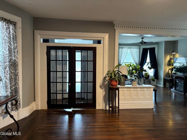 813 2nd Avenue, Troy, NY 12182