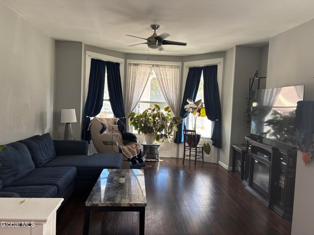 813 2nd Avenue, Troy, NY 12182