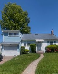 16 Barrington Street, Westbury, NY 11590