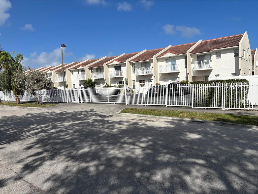 2050 NE 140th St 12, North Miami Beach, FL 33181