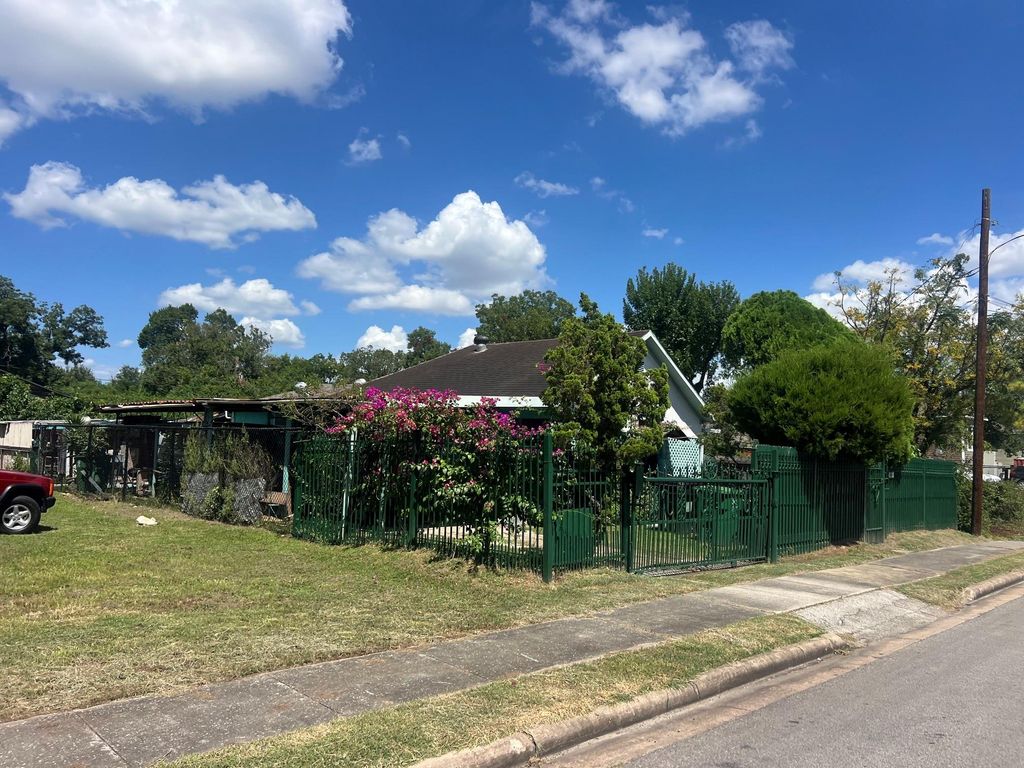 5107 Evella Street, Houston, TX 77026