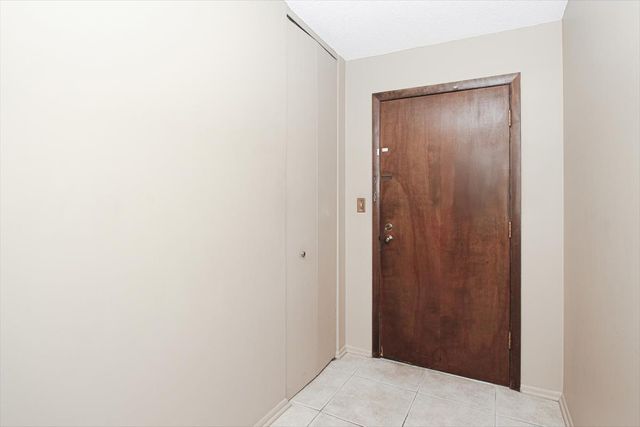 2000 Saint Regis Drive 6J, Lombard, IL 60148
