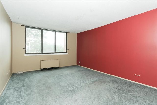 2000 Saint Regis Drive 6J, Lombard, IL 60148