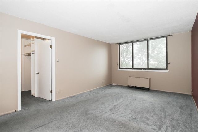 2000 Saint Regis Drive 6J, Lombard, IL 60148
