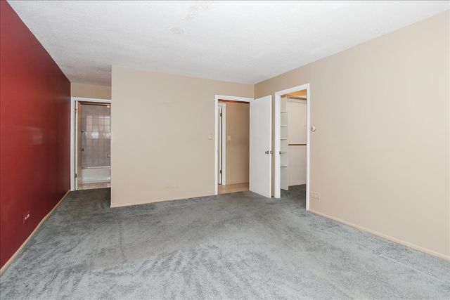 2000 Saint Regis Drive 6J, Lombard, IL 60148