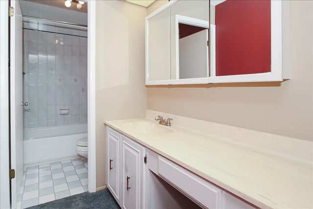 2000 Saint Regis Drive 6J, Lombard, IL 60148
