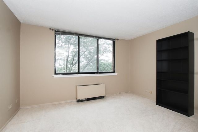 2000 Saint Regis Drive 6J, Lombard, IL 60148
