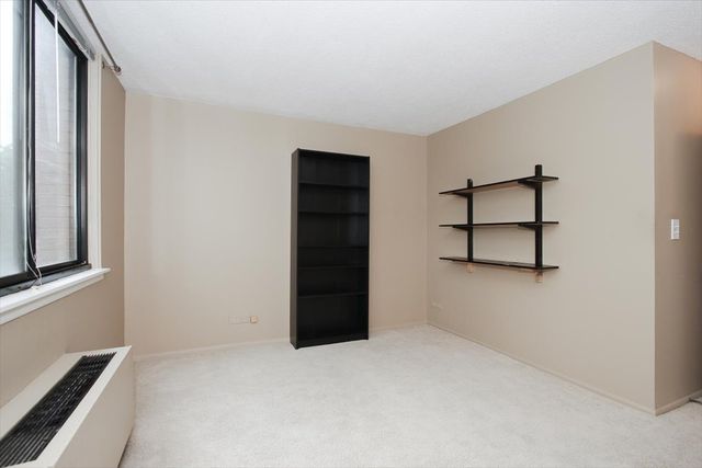 2000 Saint Regis Drive 6J, Lombard, IL 60148