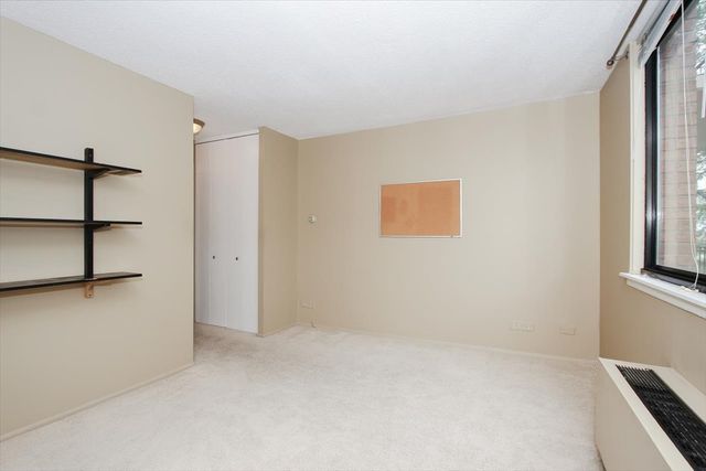 2000 Saint Regis Drive 6J, Lombard, IL 60148
