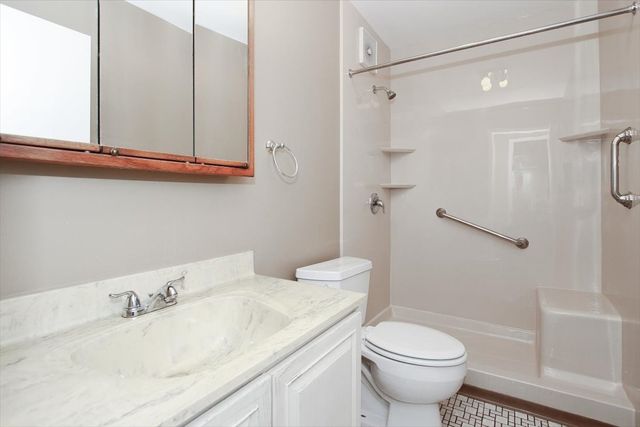 2000 Saint Regis Drive 6J, Lombard, IL 60148