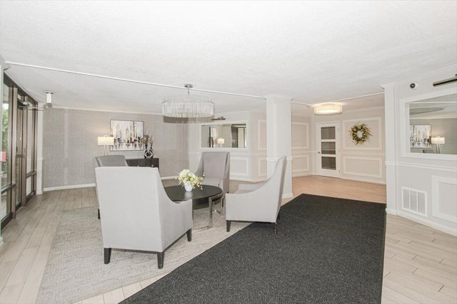2000 Saint Regis Drive 6J, Lombard, IL 60148