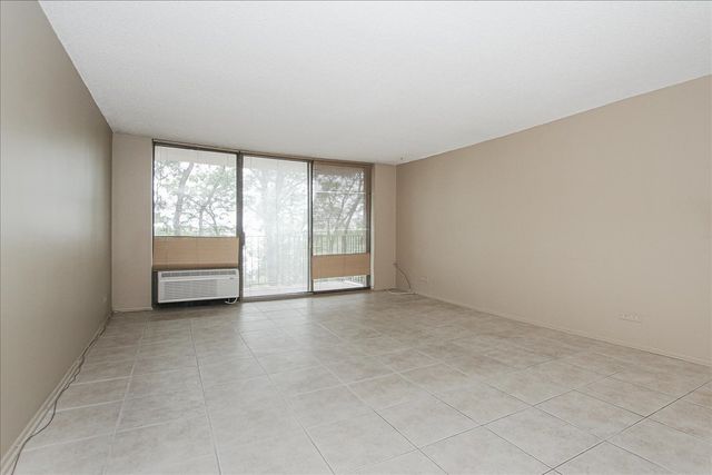 2000 Saint Regis Drive 6J, Lombard, IL 60148