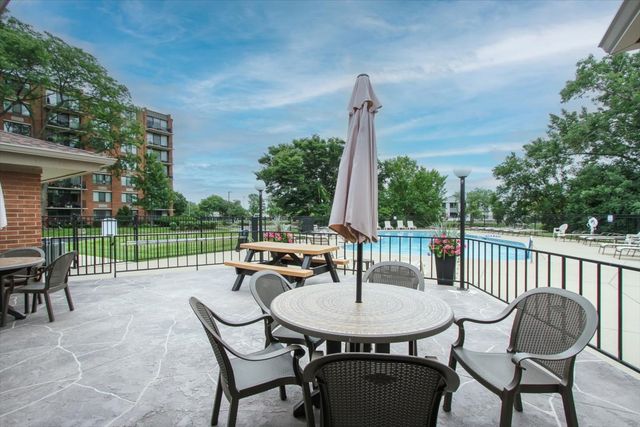 2000 Saint Regis Drive 6J, Lombard, IL 60148