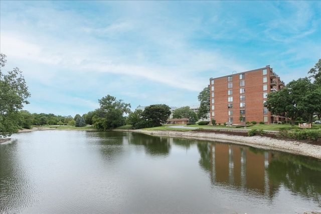 2000 Saint Regis Drive 6J, Lombard, IL 60148
