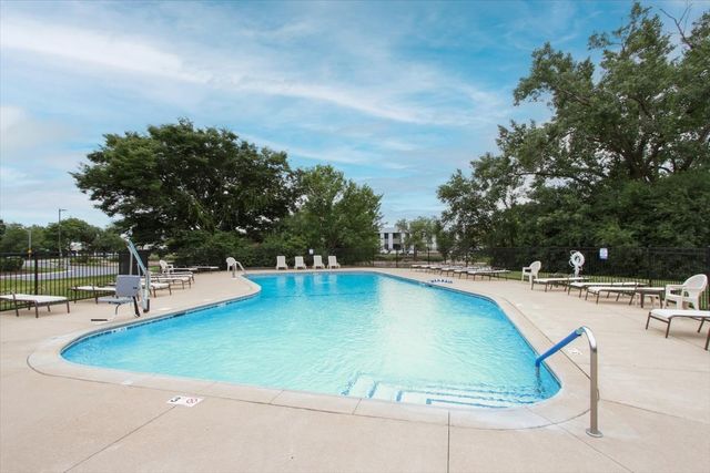 2000 Saint Regis Drive 6J, Lombard, IL 60148