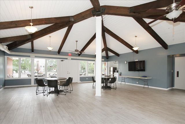 2000 Saint Regis Drive 6J, Lombard, IL 60148