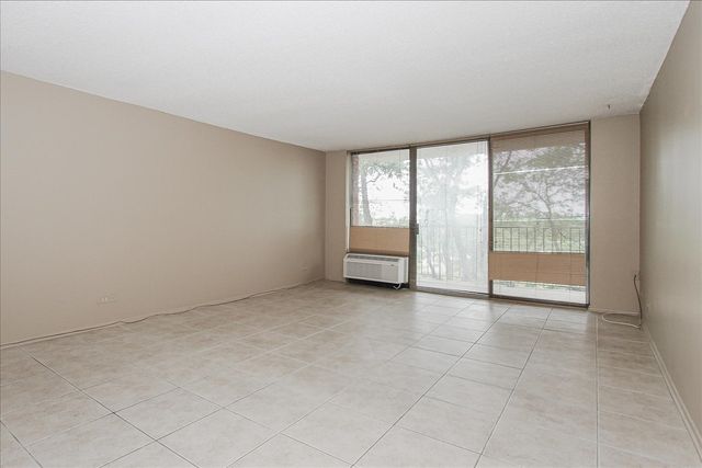 2000 Saint Regis Drive 6J, Lombard, IL 60148