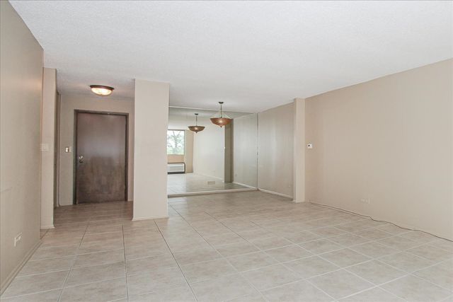 2000 Saint Regis Drive 6J, Lombard, IL 60148